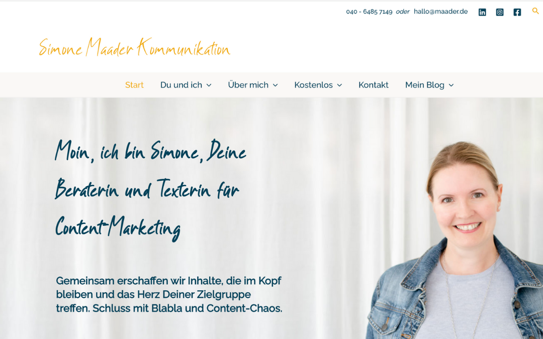 Screenshot der Webseite von „Simone Maader Kommunikation“. Oben ist der Name der Seite in orangefarbener Handschrift zu sehen. Darunter befindet sich ein Navigationsmenü mit den Reitern „Start“, „Du und ich“, „Über mich“, „Kostenlos“, „Kontakt“ und „Mein Blog“. Auf der linken Seite steht in großer, handschriftlich anmutender Schrift: „Moin, ich bin Simone, Deine Beraterin und Texterin für Content Marketing.“ Darunter ist ein weiterer Textblock: „Gemeinsam erschaffen wir Inhalte, die im Kopf bleiben und das Herz Deiner Zielgruppe treffen. Schluss mit Blabla und Content-Chaos.“ Rechts unten ist ein Foto von Simone Maader, lächelnd und in einer Jeansjacke.