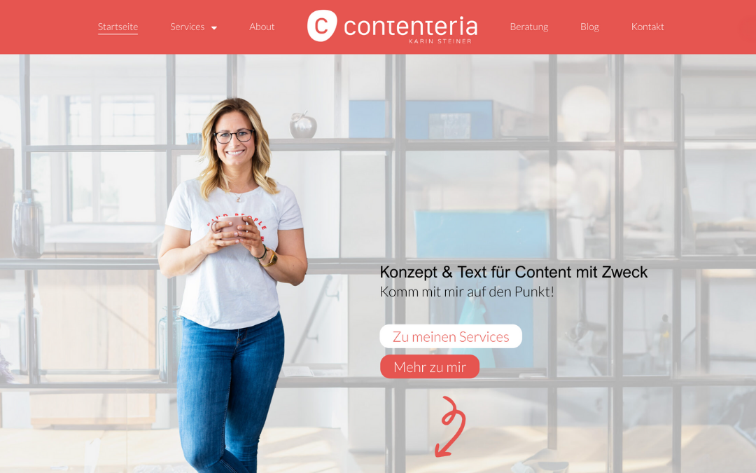 Screenshot der Website von Karin Steiner 'contenteria'. Sie steht lächelnd vor einem Regal und hält eine Tasse in der Hand. Der Text auf der Website lautet: 'Konzept & Text für Content mit Zweck – Komm mit mir auf den Punkt!' mit Schaltflächen für 'Zu meinen Services' und 'Mehr zu mir'.