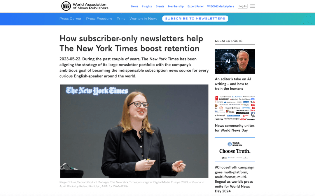 Das Bild zeigt eine Webseite der "World Association of News Publishers" mit einem Artikel über die New York Times und deren Strategie zur Steigerung der Leserbindung durch exklusive Newsletter für Abonnenten. In der Mitte ist ein Foto einer Frau, die auf einer Konferenz vor einer Leinwand mit dem Logo der New York Times spricht. Der Artikel-Titel lautet: "How subscriber-only newsletters help The New York Times boost retention."