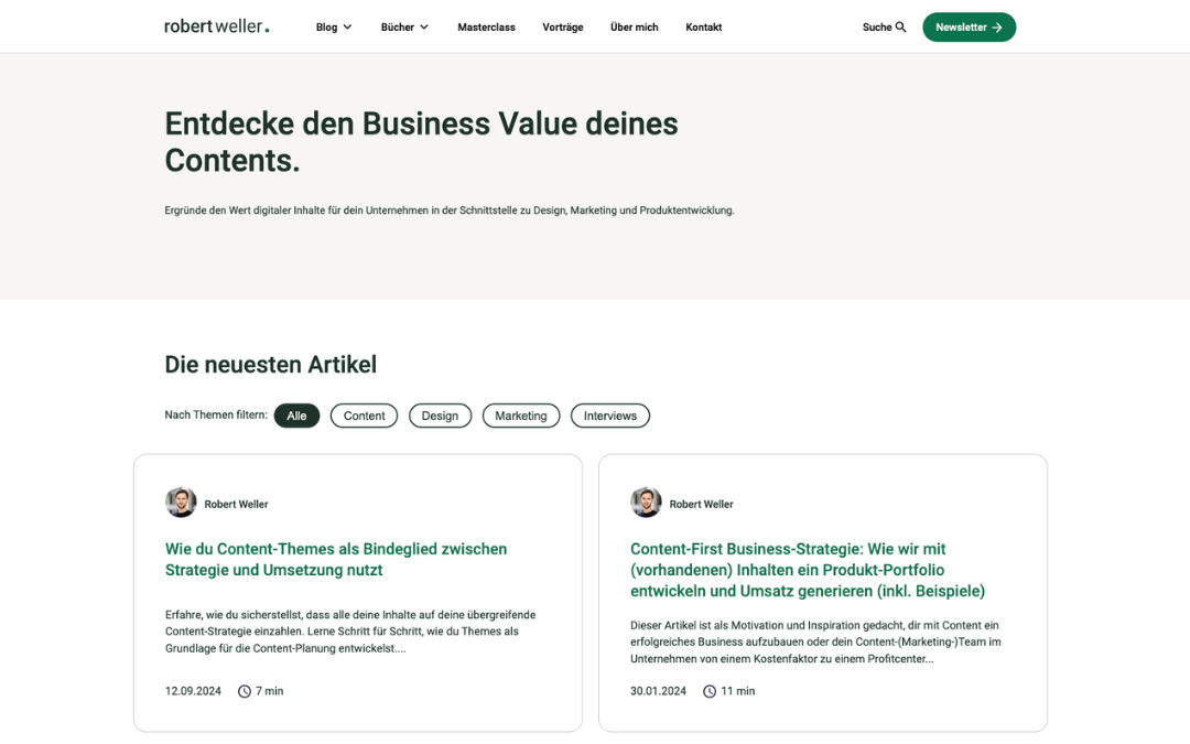 Screenshot der Website von Robert Weller. Oben steht der Slogan „Entdecke den Business Value deines Contents.“ Darunter werden die neuesten Artikel von Robert Weller aufgelistet, gefiltert nach Themen wie Content, Design, Marketing und Interviews. Zwei Artikel sind sichtbar: „Wie du Content-Themes als Bindeglied zwischen Strategie und Umsetzung nutzt“ und „Content-First Business-Strategie: Wie wir mit (vorhandenen) Inhalten ein Produkt-Portfolio entwickeln und Umsatz generieren.“