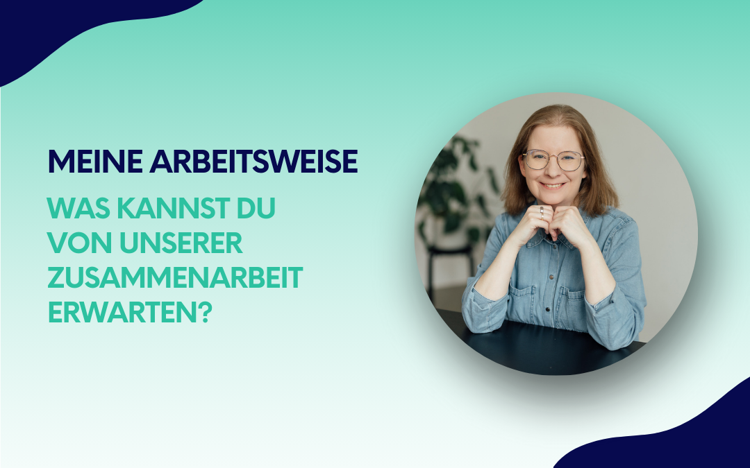 Ein Porträt einer Frau, die lächelnd an einem Tisch sitzt. Sie trägt eine Brille und ein Jeanshemd und hat ihre Hände unter dem Kinn verschränkt. Der Begleittext lautet: „Meine Arbeitsweise – Was kannst du von unserer Zusammenarbeit erwarten?“.