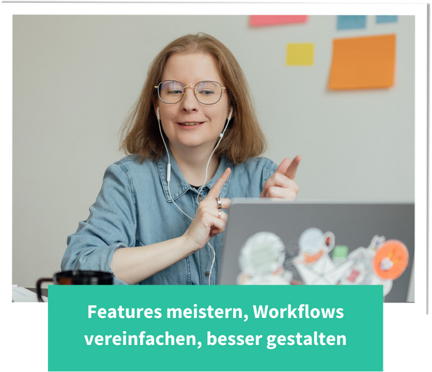 Eine Person mit Brille sitzt an einem Laptop, trägt Kopfhörer und gestikuliert. Auf dem Bildschirm befinden sich bunte Aufkleber. Darunter steht der Text: „Features meistern, Workflows vereinfachen, besser gestalten.“