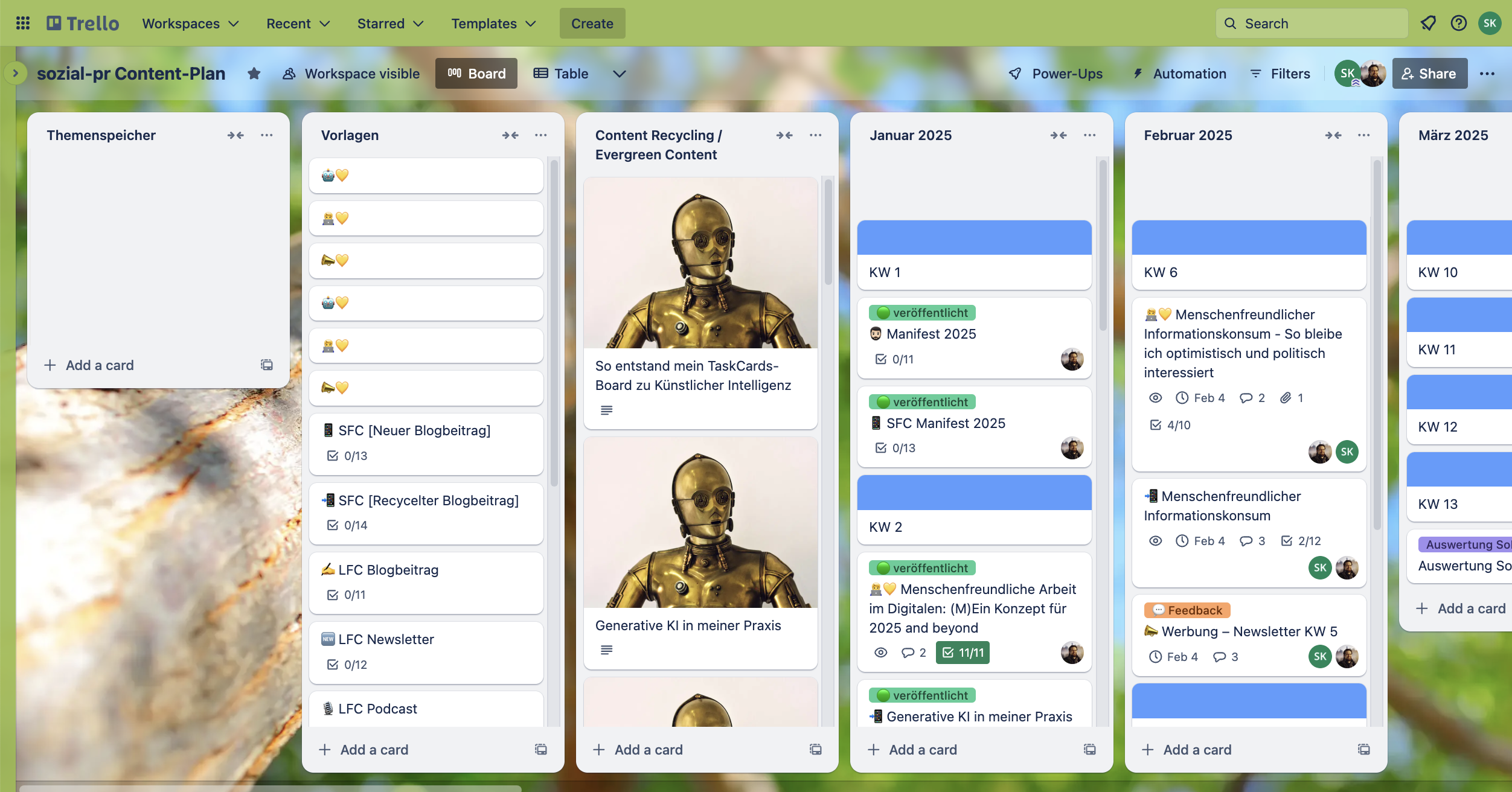 Screenshot eines Trello-Boards für die Contentplanung mit Spalten für Themen, Vorlagen, Evergreen Content und monatliche Inhalte. Enthält Karten mit Text, Bildern eines goldenen Roboters und Markierungen wie "veröffentlicht". Die Ansicht dient zur Organisation von Blogbeiträgen und Content-Strategien.