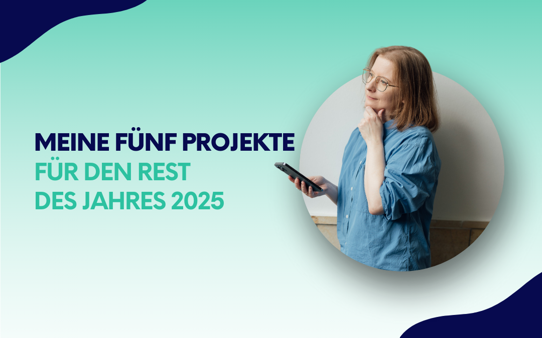 Eine Frau mit Brille und blauem Hemd hält ein Smartphone in der Hand und schaut nachdenklich. Links im Bild steht der Text: ‚Meine fünf Projekte für den Rest des Jahres 2025‘.