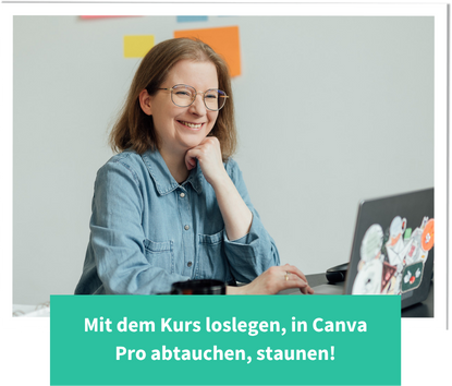 Eine lächelnde Person arbeitet an einem Laptop mit Aufklebern.
