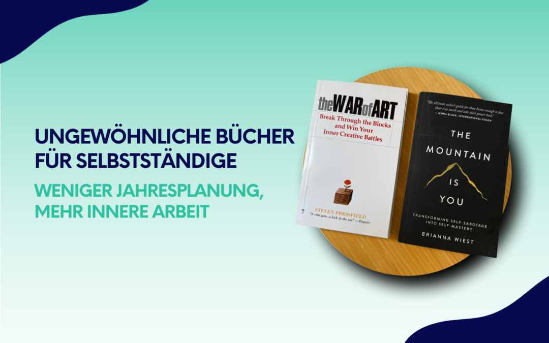 Zwei Sachbücher für Selbstständige liegen nebeneinander vor modernem Hintergrund mit dem Schriftzug „Weniger Jahresplanung, mehr innere Arbeit“.
