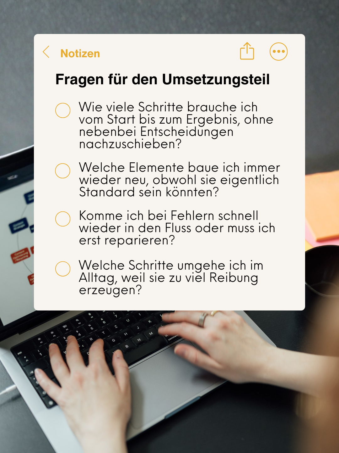 Notizgrafik mit Fragen zur Umsetzung von Arbeitsprozessen über einem Foto von Händen auf einer Laptop-Tastatur.