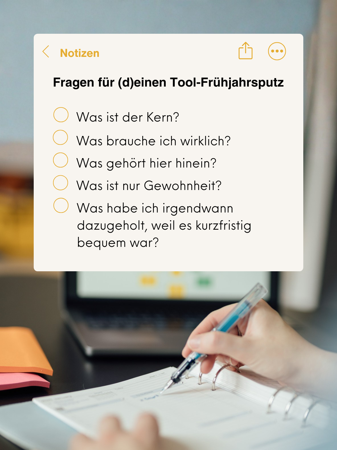 Notizgrafik mit Fragen für einen Tool-Frühjahrsputz über einem Foto von einer Hand, die in einem Notizbuch vor einem Laptop schreibt.