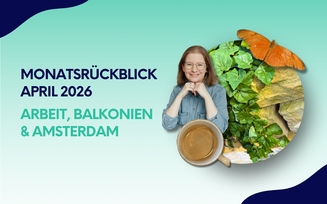 Monatsrückblick April 2026 – Arbeit, Balkonien & Amsterdam: Frau mit Brille und Kaffeetasse vor rundem Bildausschnitt mit Efeu und Schmetterling auf türkis-blauem Hintergrund.