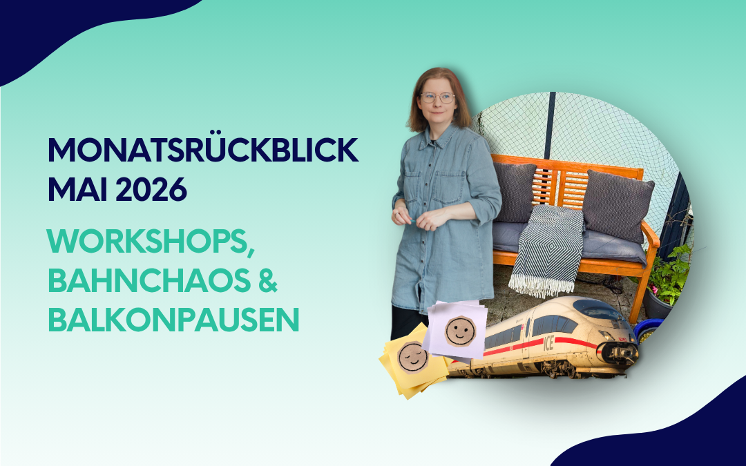 Monatsrückblick Mai 2026 – Workshops, Bahnchaos & Balkonpausen: Frau mit Brille und Jeansbluse vor Balkonsofa, daneben ein ICE-Zug und Smiley-Klebezettel auf türkis-blauem Hintergrund.